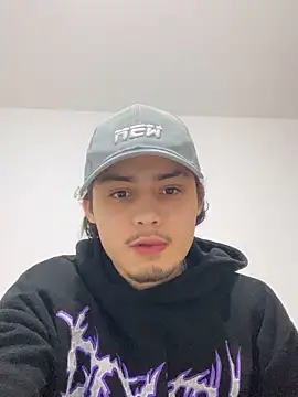 Snapshot of Tyron_1228 chatting on December 20, 2025, 6:42 am Tyron 1228 online show from December 20, 2025, 6:42 am