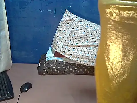 hotchilimom online show from November 23, 2025, 9:14 pm