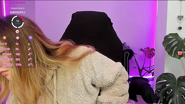 LindaWhite  online show from March 4, 2025, 4:20 pm