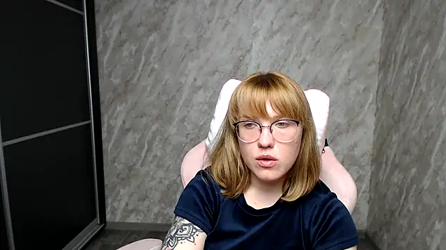 Reginasmilee online show from March 5, 2025, 4:46 pm