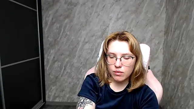 Reginasmilee online show from March 6, 2025, 2:51 am