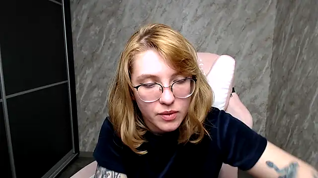 Reginasmilee online show from March 6, 2025, 11:47 am