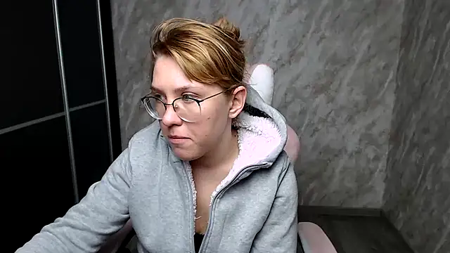 Reginasmilee online show from March 13, 2025, 3:33 am