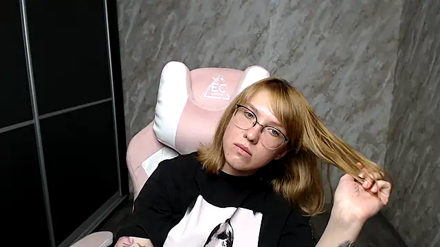 Reginasmilee online show from March 15, 2025, 10:57 am