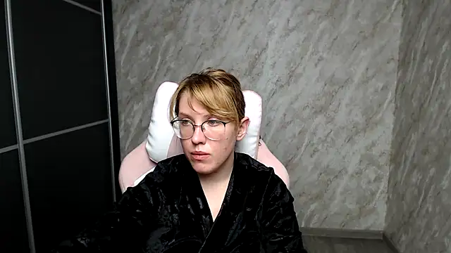 Reginasmilee online show from March 16, 2025, 3:17 pm