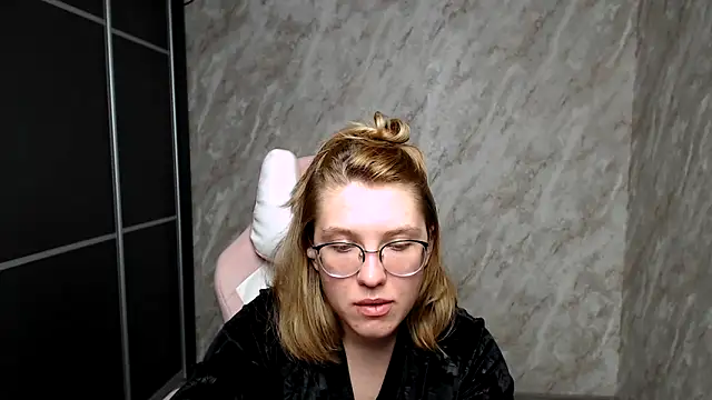 Reginasmilee online show from March 16, 2025, 6:23 pm