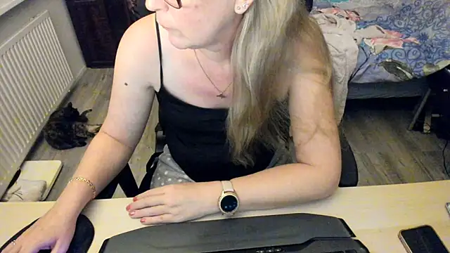 minoesje37 online show from December 29, 2024, 8:26 pm