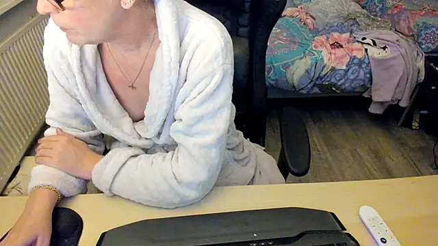 minoesje37 online show from December 30, 2024, 8:25 pm