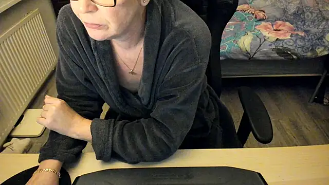 minoesje37 online show from January 15, 2025, 8:26 pm