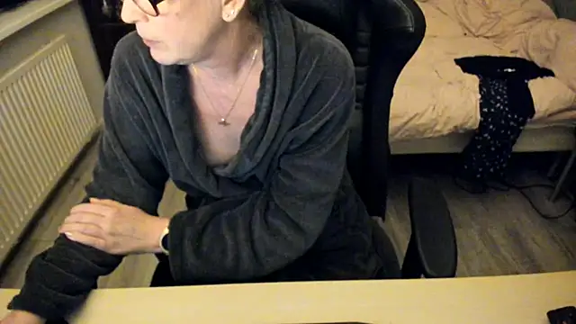 minoesje37 online show from February 10, 2025, 8:42 pm