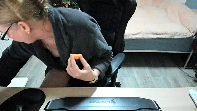 minoesje37 online show from February 25, 2025, 8:41 pm