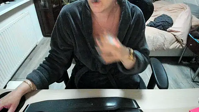 minoesje37 online show from March 16, 2025, 8:32 pm