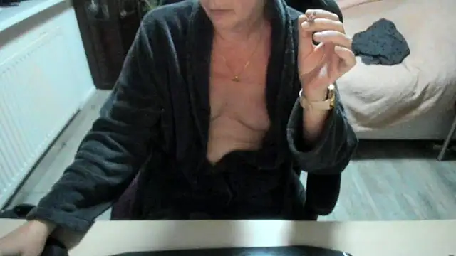 minoesje37 online show from October 21, 2025, 7:14 pm