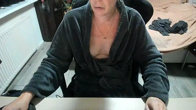 minoesje37 online show from October 23, 2025, 7:34 pm