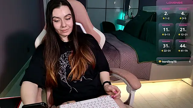 Snapshot of Foxohlove chatting on March 7, 2025, 3:28 pm Foxohlove online show from March 7, 2025, 3:28 pm