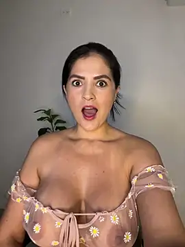 Snapshot of Carolina_Novoa chatting on December 15, 2024, 8:47 pm Carolina Novoa online show from December 15, 2024, 8:47 pm
