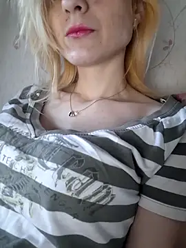 Snapshot of YogisticJuli666 chatting on February 21, 2025, 6:29 am YogisticJuli666 online show from February 21, 2025, 6:29 am