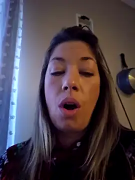 Snapshot of _NinaLuvSins_ chatting on December 16, 2025, 2:33 pm NinaLuvSins online show from December 16, 2025, 2:33 pm