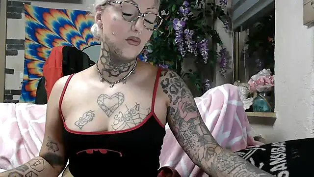 Snapshot of RoxxyInk chatting on October 19, 2025, 9:26 pm RoxxyInk online show from October 19, 2025, 9:26 pm