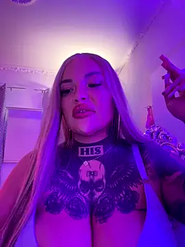 Snapshot of _MelinaCurves_ chatting on October 1, 2025, 8:37 pm  MelinaCurves  online show from October 1, 2025, 8:37 pm