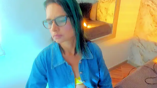 Snapshot of BrianaGarner chatting on February 22, 2025, 7:14 pm BrianaGarner online show from February 22, 2025, 7:14 pm