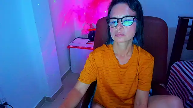 Snapshot of BrianaGarner chatting on October 21, 2025, 9:04 pm BrianaGarner online show from October 21, 2025, 9:04 pm