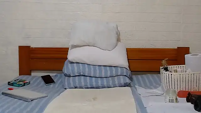 Snapshot of awild_kitten chatting on December 15, 2024, 11:45 am awild kitten online show from December 15, 2024, 11:45 am