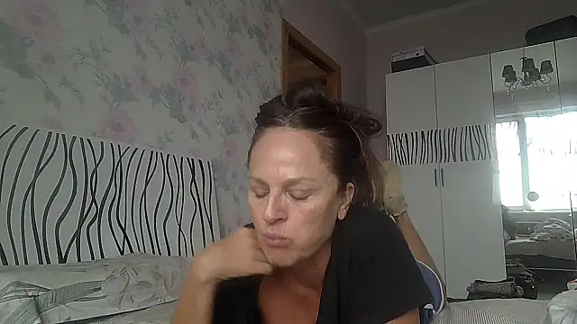 Snapshot of LindaStarS chatting on October 2, 2025, 11:28 am LindaStarS online show from October 2, 2025, 11:28 am