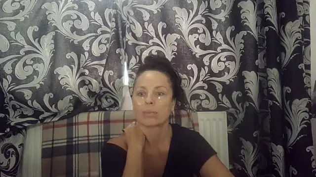 Snapshot of LindaStarS chatting on October 9, 2025, 6:33 am LindaStarS online show from October 9, 2025, 6:33 am