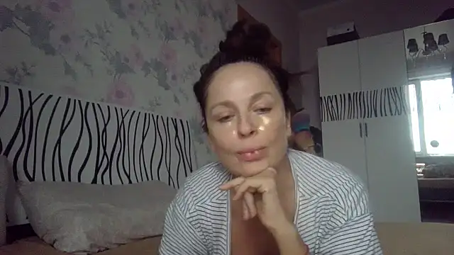 Snapshot of LindaStarS chatting on November 4, 2025, 5:28 am LindaStarS online show from November 4, 2025, 5:28 am