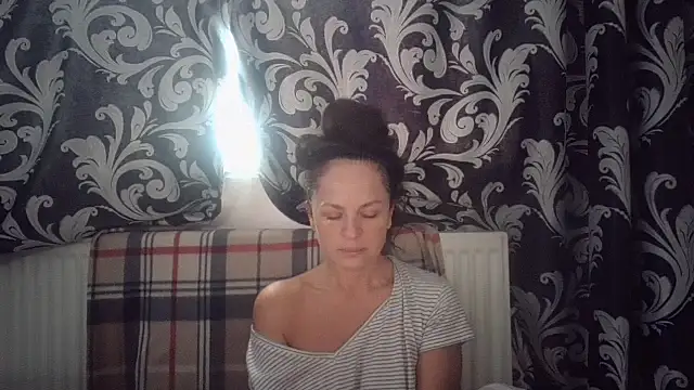 Snapshot of LindaStarS chatting on November 5, 2025, 6:57 am LindaStarS online show from November 5, 2025, 6:57 am