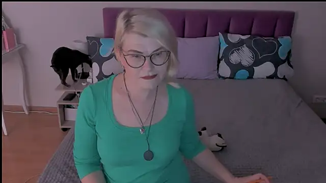 sabrinamacmarren online show from February 18, 2025, 5:20 am