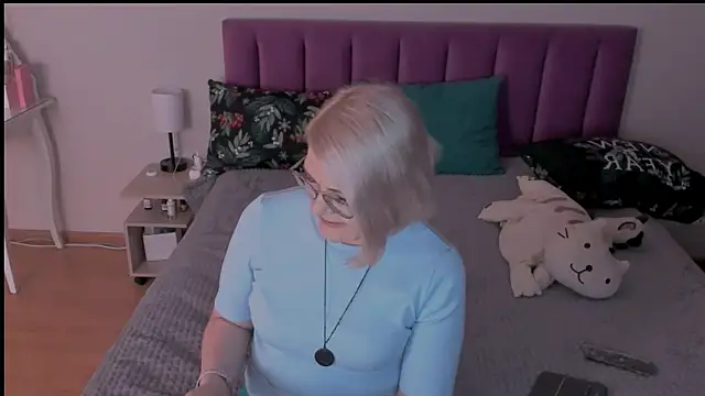 sabrinamacmarren online show from March 8, 2025, 7:53 pm