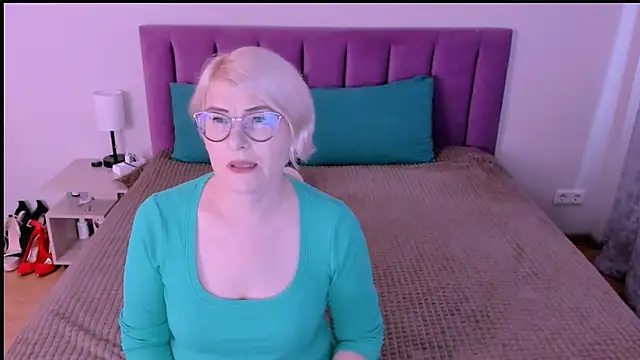 sabrinamacmarren online show from September 13, 2025, 2:39 pm