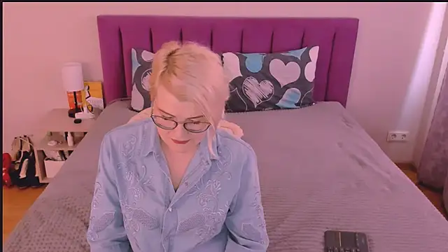 sabrinamacmarren online show from October 9, 2025, 11:41 am