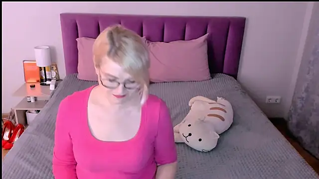 sabrinamacmarren online show from November 19, 2025, 6:41 pm