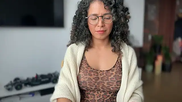 Snapshot of illaroom chatting on October 10, 2025, 8:41 pm illaroom online show from October 10, 2025, 8:41 pm