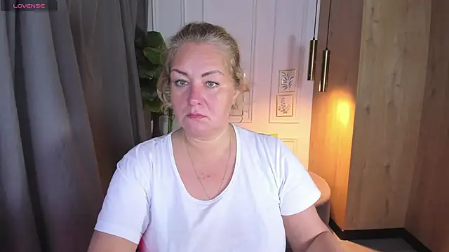Snapshot of JenniferLight chatting on October 12, 2025, 3:00 pm JenniferLight online show from October 12, 2025, 3:00 pm