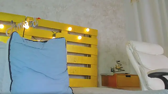 Snapshot of cristinapuerta_ chatting on September 24, 2025, 11:46 am cristinapuerta online show from September 24, 2025, 11:46 am