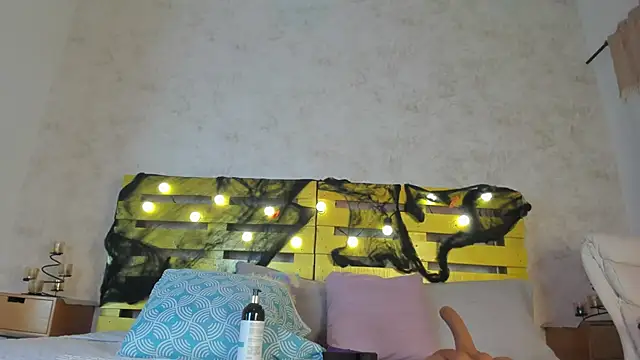 Snapshot of cristinapuerta_ chatting on October 21, 2025, 11:33 am cristinapuerta online show from October 21, 2025, 11:33 am