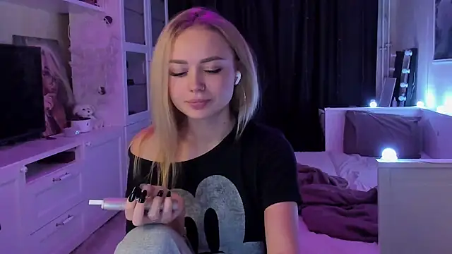 MaryDreaminess online show from September 18, 2025, 8:22 pm