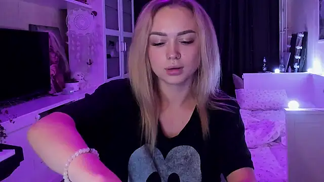 MaryDreaminess online show from October 5, 2025, 9:45 pm