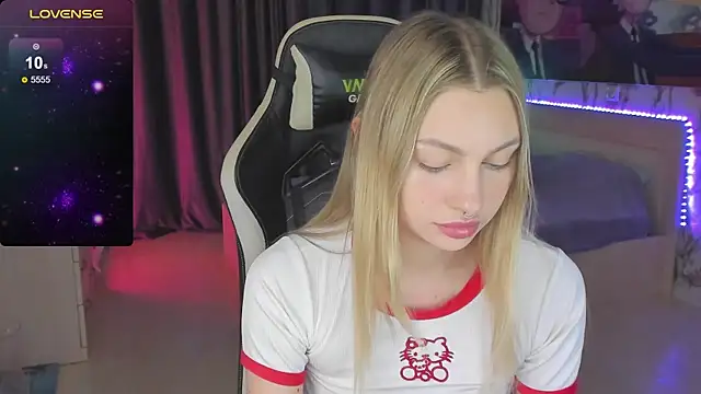 Snapshot of BiMolly chatting on December 12, 2024, 12:05 am BiMolly online show from December 12, 2024, 12:05 am