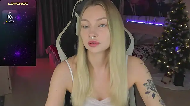 Snapshot of BiMolly chatting on January 4, 2025, 5:05 pm BiMolly online show from January 4, 2025, 5:05 pm