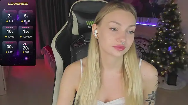 Snapshot of BiMolly chatting on January 4, 2025, 9:20 pm BiMolly online show from January 4, 2025, 9:20 pm