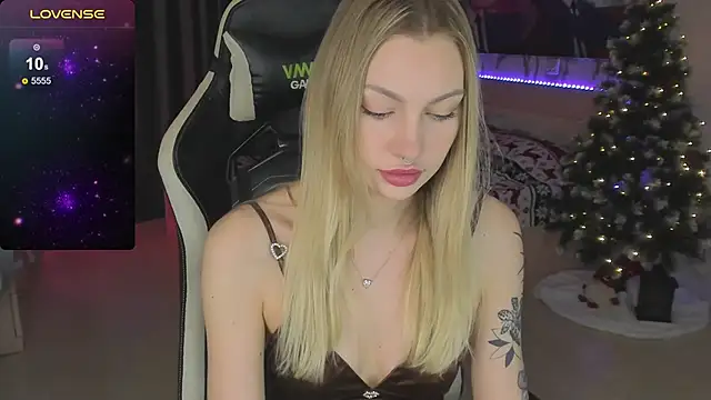 Snapshot of BiMolly chatting on January 9, 2025, 11:02 pm BiMolly online show from January 9, 2025, 11:02 pm