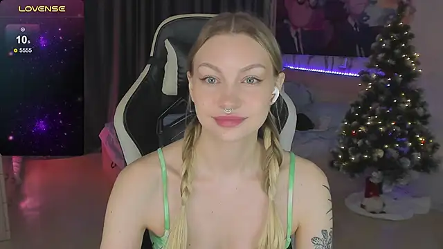 Snapshot of BiMolly chatting on February 15, 2025, 12:37 am BiMolly online show from February 15, 2025, 12:37 am