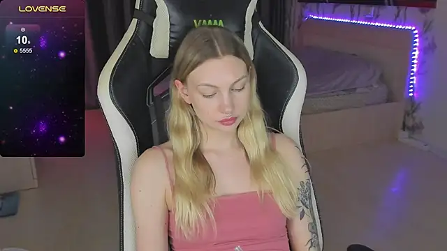 Snapshot of BiMolly chatting on March 13, 2025, 4:16 am BiMolly online show from March 13, 2025, 4:16 am