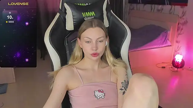 Snapshot of BiMolly chatting on March 19, 2025, 8:34 am BiMolly online show from March 19, 2025, 8:34 am