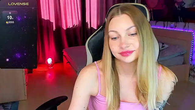 Snapshot of BiMolly chatting on September 13, 2025, 8:47 am BiMolly online show from September 13, 2025, 8:47 am